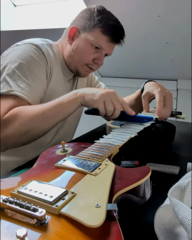 Eugene Blommaert rondt de frets van een Les Paul af